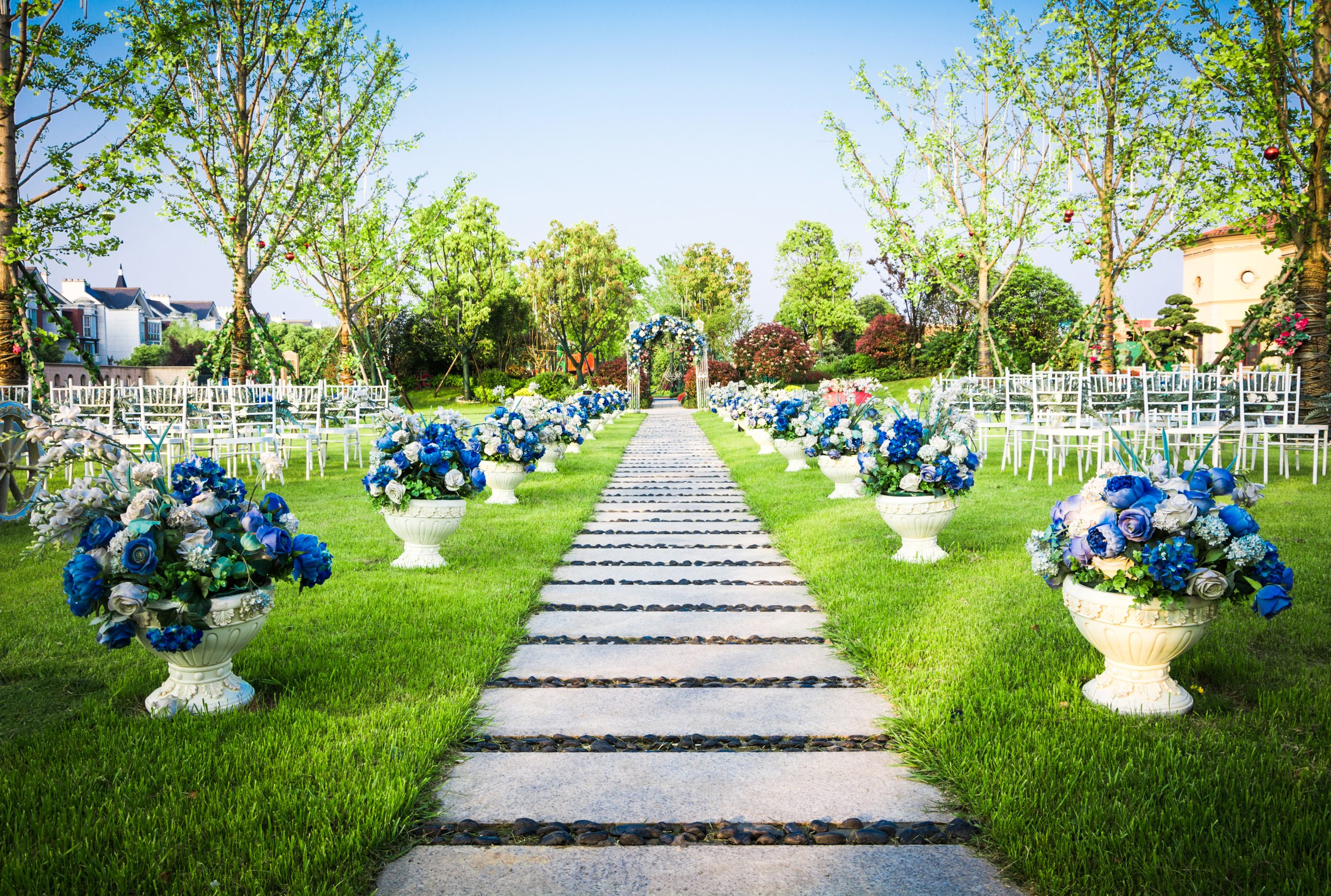 beautiful wedding flower arrangement seats along aisle 1 scaled